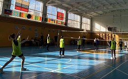 В БГТУ состоялся товарищеский матч по волейболу между сборными командами девушек второго курса факультета отраслевой цифровой экономики (ФОЦЭ) и учебно-научным технологическим институтом (УНТИ)